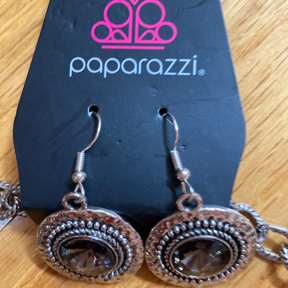 NWT Paparazzi Silver Jeweled Necklace/Earrings Set - Picture 3 of 4